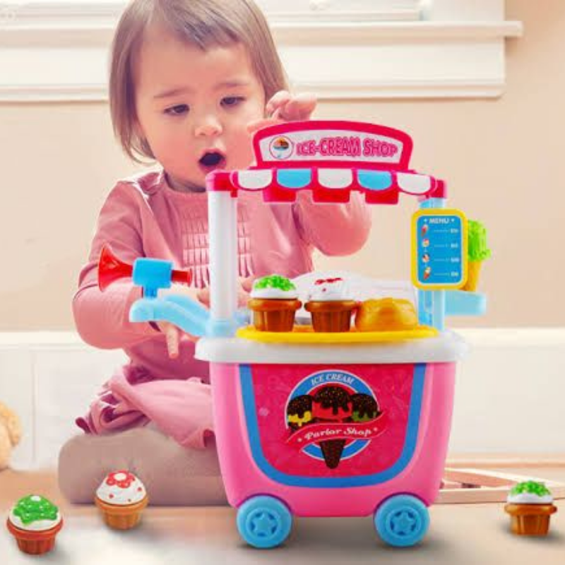 Kinder spielen Lebensmittel- und Eiswagen-Spielzeugwagen bylotrend